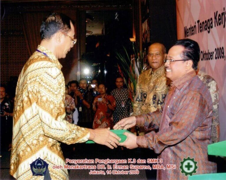 11.Received-the-Best-Safety-Management-System-Performance-from-the-Ministry-of-Manpower-of-the-Republic-of-Indonesia.jpg